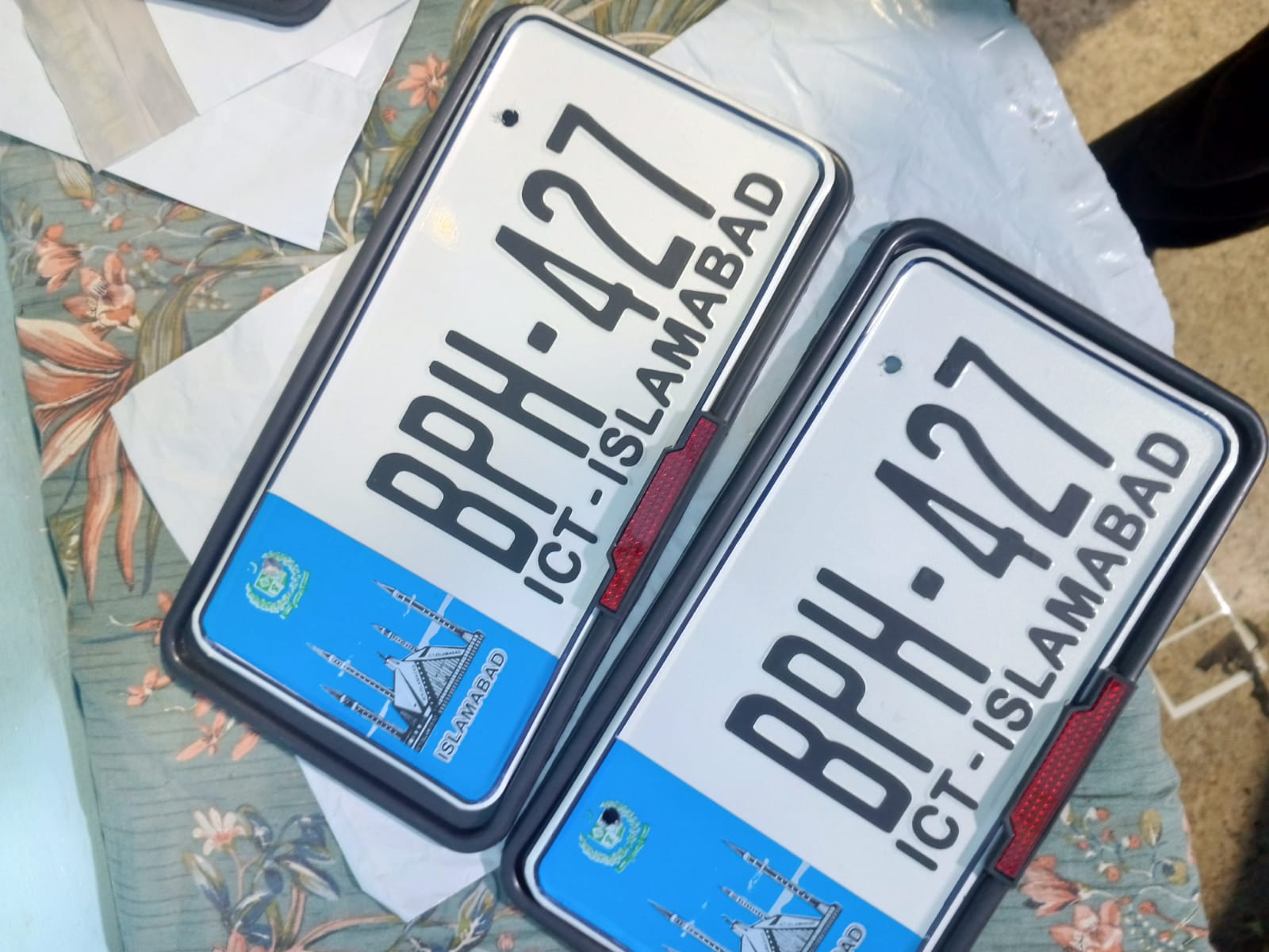 NUMBER PLATES FOR CAR WITH FREE FRAME